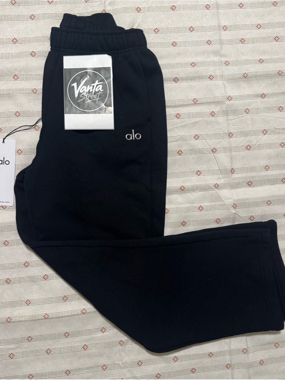 ALO Yoga Wonmen ’s Black Sweatpants with Subtle Logo
